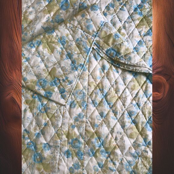 Vintage Blue Floral Bed Spread Light Wieght 106" x 92" - Picture 4 of 6